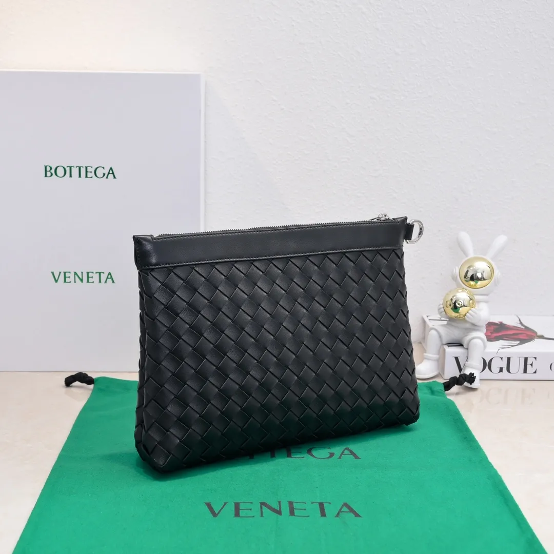 Batch 1360 Bottega Veneta's Bottega Veneta handbag transforms into a man in seconds ⌨️The texture is great! The weaving process is exquisite, simple and elegant, and it perfectly matches any clothes! Whether you are out on the street or on a date, it can instantly improve your overall taste. It can not only hold your wallet and mobile phone, but also the charm of your male god. Style number: 6518 Size: 33*22*7cm